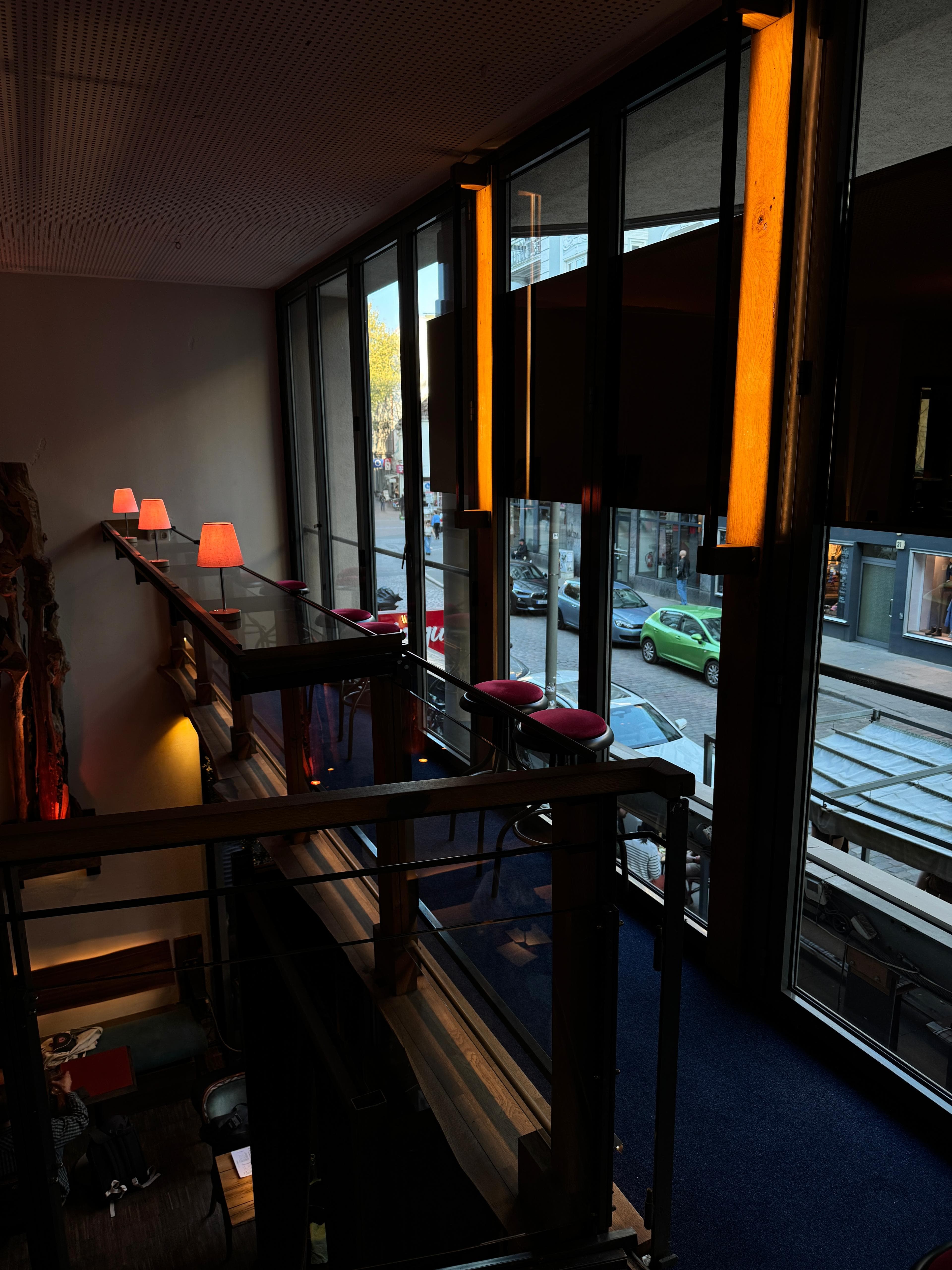 Blick auf die Terrasse der Reisebar in der Ottenser Hauptstraße